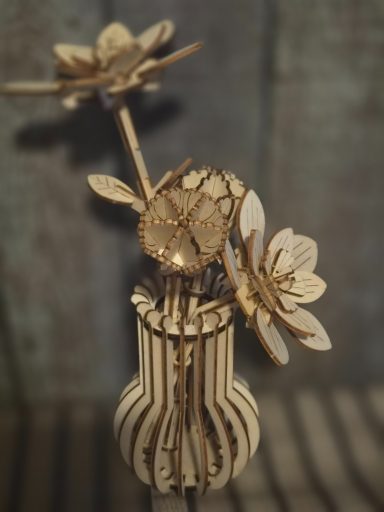 houten vaas met bloemen